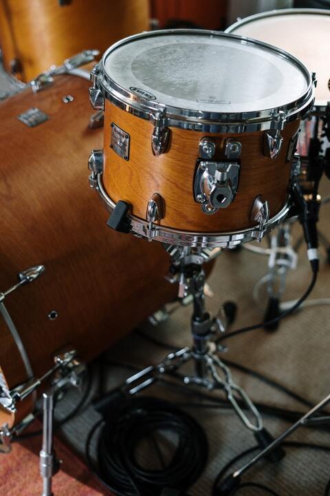 brown-and-white-drum-set