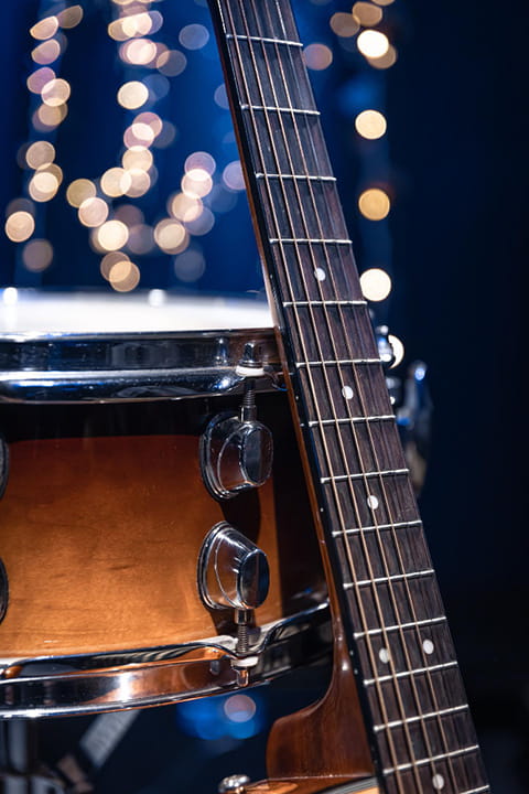 snare-drum-guitar-blurry-dark-background-with-bokeh